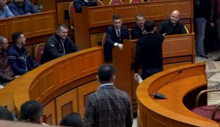 I ‘maskuar’ si protestues, zbulohet identiteti policit tjetër që mori pjesë në takimin me Veliajn