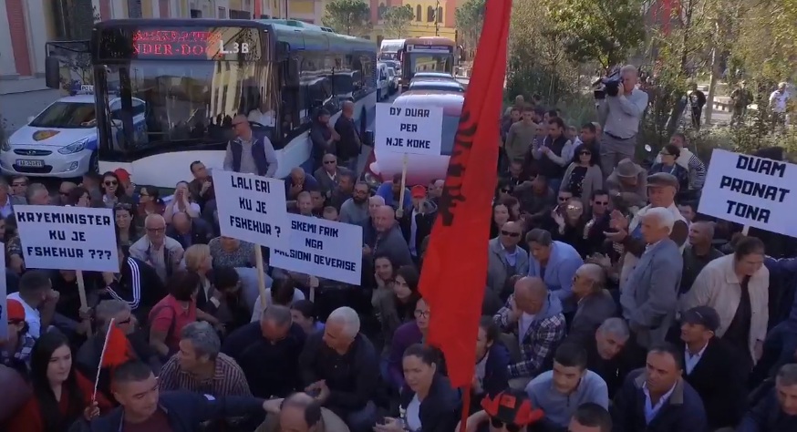Protestuesit revoltohen, deputeti: Sot kishte vezë, qytetarët nuk dihet çfarë sjellin nesër