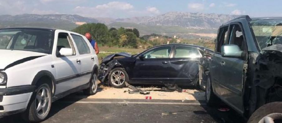 Përplasen tre automjete në Berat, plagosen 2 persona