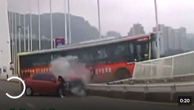 VIDEO/Pasagjeri zhihet keq me shoferin, autobusi bie nga ura dhe përfundon në lumë