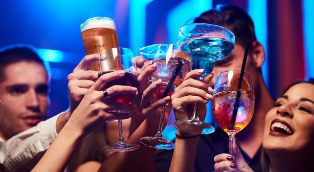 Alarmante, 1 në 10 vajza dhe 1 në 4 djem adoleshentë janë konsumatorë të rregullt të alkoolit në Shqipëri