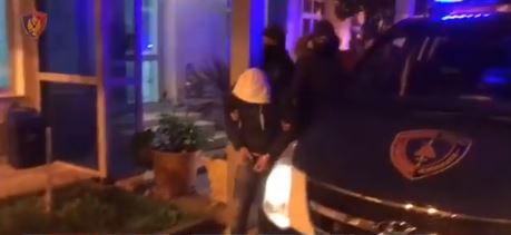 VIDEO/Goditet grupi i drogës Tiranë-Vlorë,  arrestohen 5 persona, kapet 50 kg kanabis ‘çokollatë’