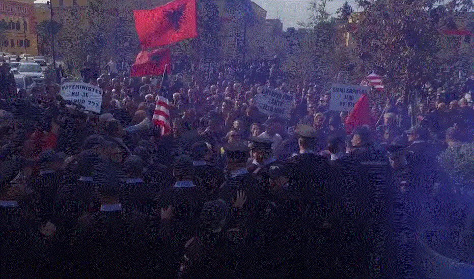 Sulmohet me tymuese dhe flakadanë Bashkia e Tiranës, konfrontim me policinë