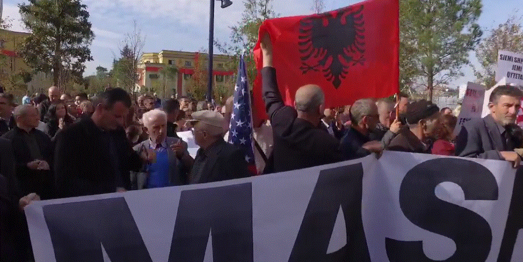 Vijon protesta te bashkia e Tiranës, tension para zyrës së Velisë