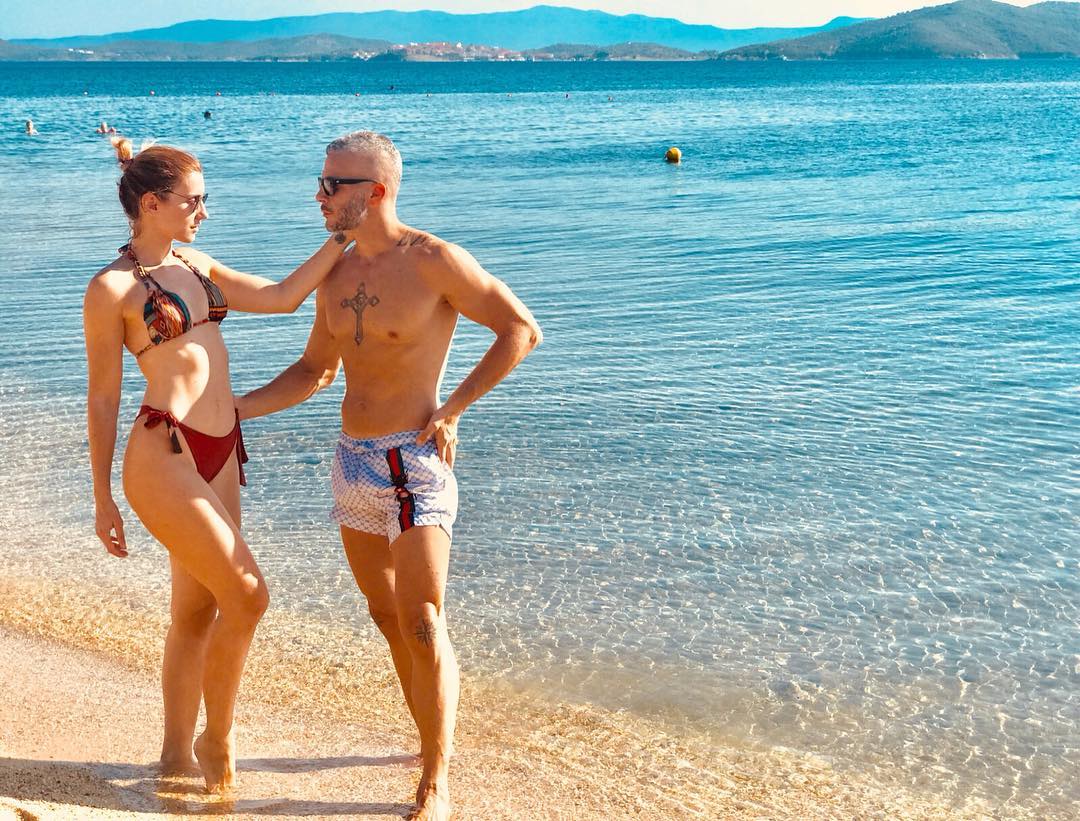 Moderatorja flet hapur për temat : Burri më lodh në seks…