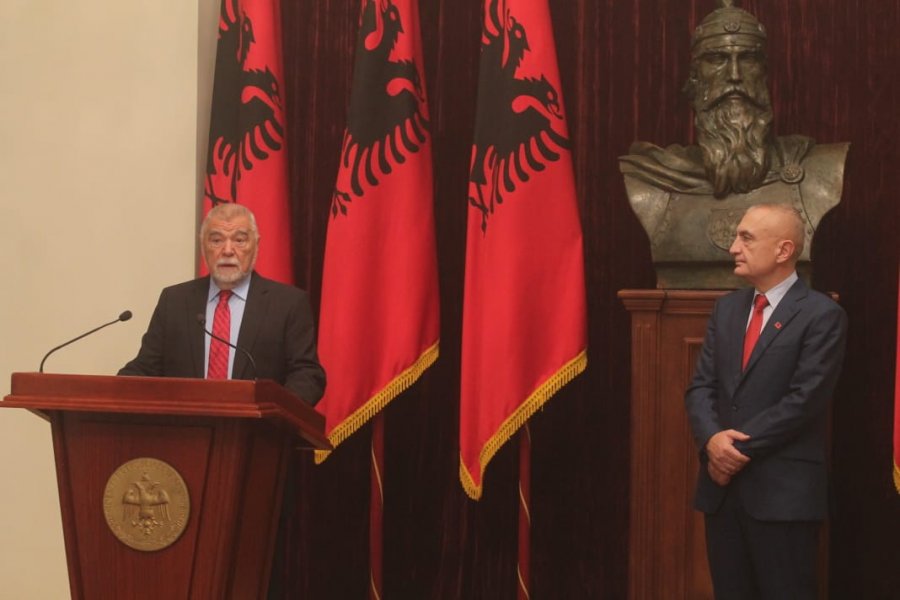 FOTO/Meta dekoron ish-presidentin kroat, Mesiç: Kufijtë nuk duhen ndryshuar