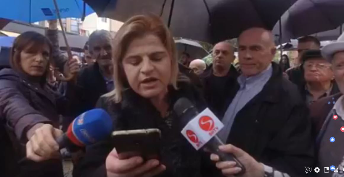 VIDEO/”Lironi djemtë tanë”, banorët e Astirit protestë para Krimeve të Rënda