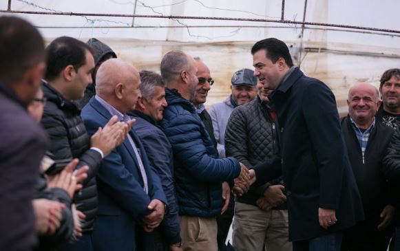 Basha takon fermerët në Berat, ofron zgjidhje për problemet e tyre