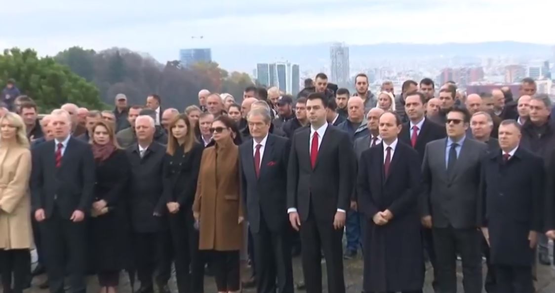 VIDEO/28-Nëntori, Partia Demokratike homazhe në Tiranë, Rama dhe Meta në Vlorë