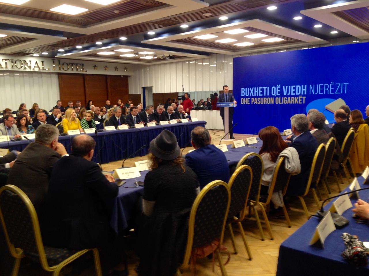 VIDEO/’Buxheti që po vjedh njerëzit’, seancë paralel me Kuvendin, opozita e bashkuar takim me biznesin