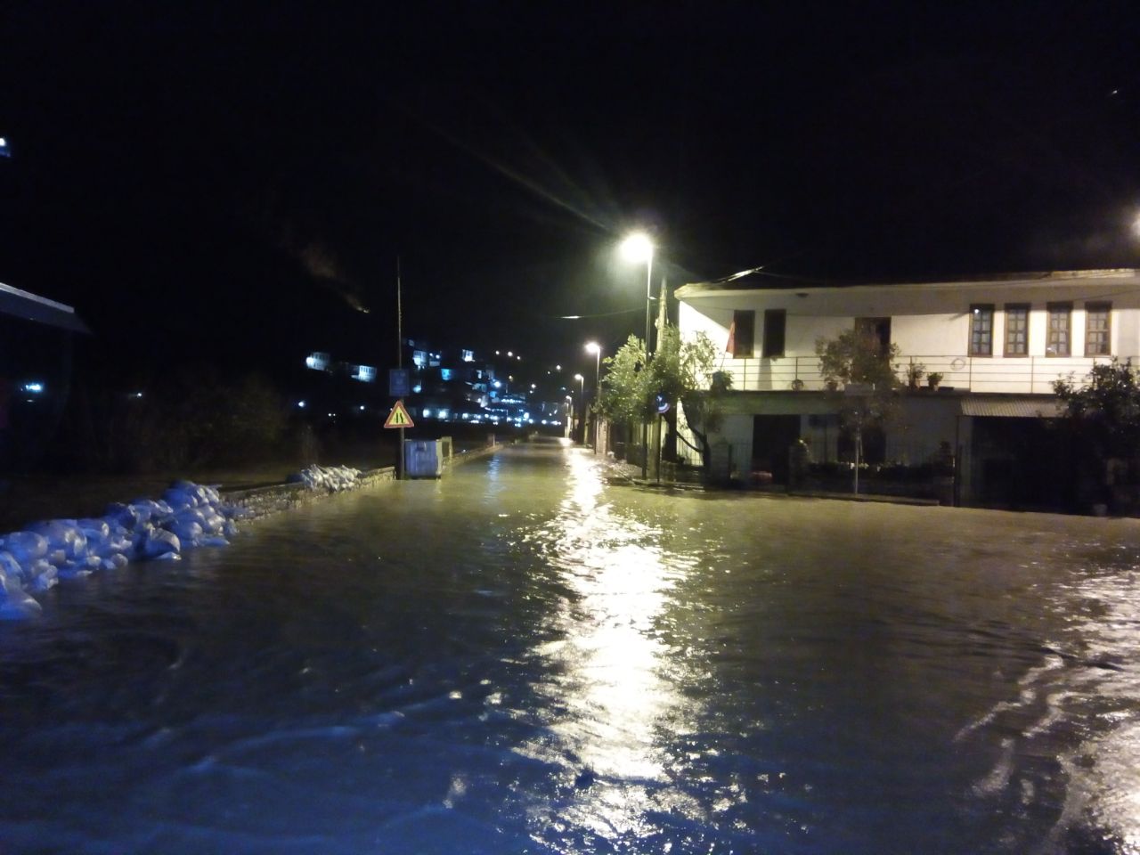 Reshjet e shiut përmbytin hyrjen e qytetit të Gjirokastrës