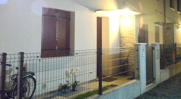 Babai rrëshqet nga shkallët me djalin në krah, vdes foshnja 2-muajshe