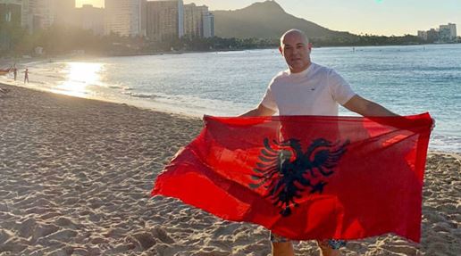 FOTO/Ҫoi flamurin deri në Honolulu, por vetëm Besi e kapi gafën në foton e Blendit