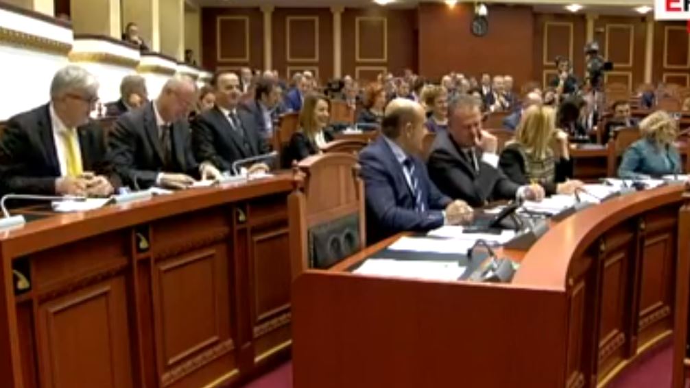 Rama ‘u tall’ me kërcënimin ndaj Salianjit, deputeti kritikon kolegët: U zgërdhinë e qeshën, servila