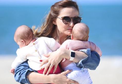 FOTO/Vajzat binjake janë rritur, deputetja na sjell momente nga festa në shtëpi