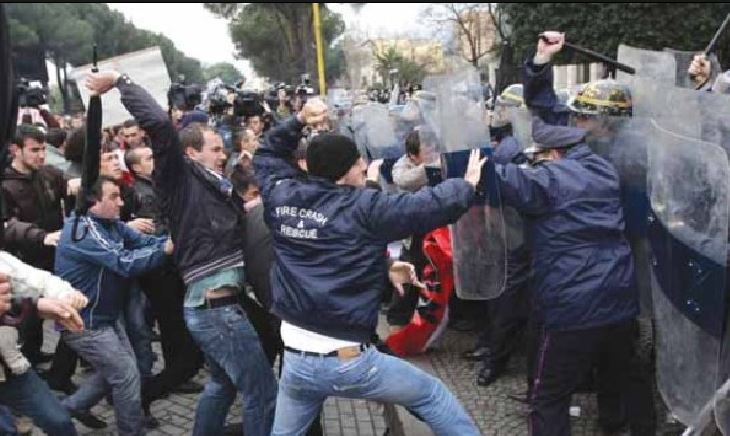 Vasili i nxjerr Ramës videon e 21 Janarit: Dje dhunues i policisë dhe i flamurit, sot qan si krokodil për të