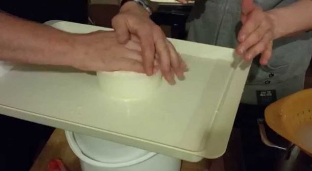 Ky është këngëtari i pasur shqiptar që bën vetë kosin e djathin në shtëpi