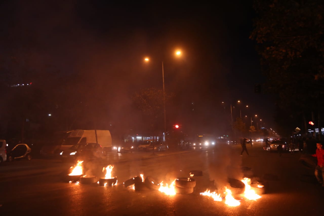 Nuk tërhiqen banorët e “Astirit”, djegin goma dhe bllokojnë rrugën
