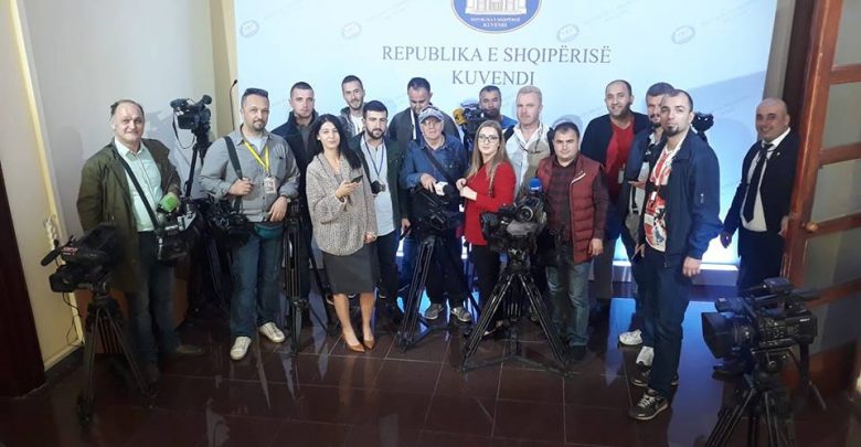 FOTO/Frika nga kamerat, Ulsi Manja përzë gazetarët nga Komisioni i Ligjeve