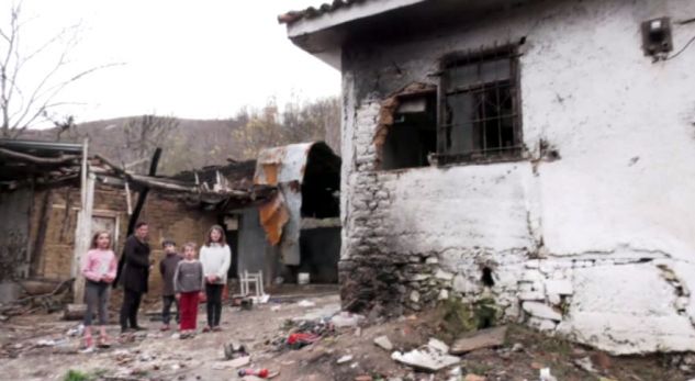 “Duam një shtëpi që mos na hyjë shiu brenda”, klithma e 4 fëmijëve pa baba