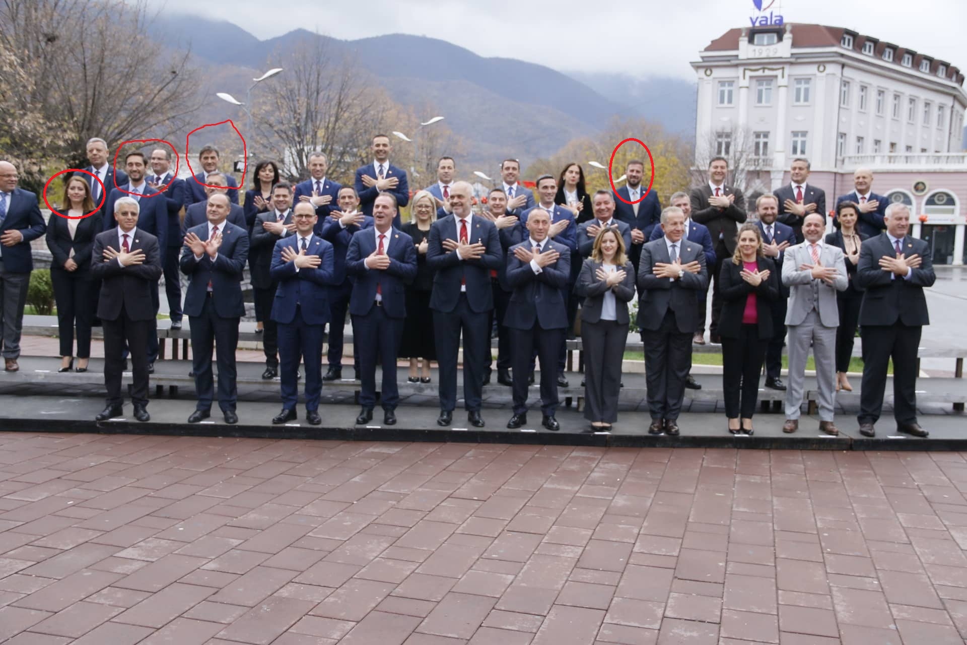 Diçka nuk shkon me foton e ditës të kryeministrit: 4 ministrat nuk bëjnë simbolin e shqiponjës