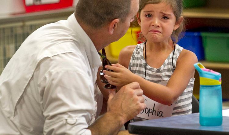 DENONCIMI/Drejtoresha e Rilindjes terrorizon fëmijën dhe kërcënon prindërit
