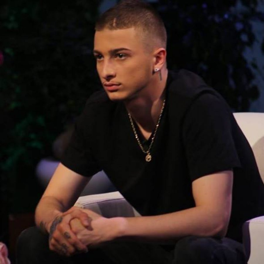 VIDEO/ R.I.P. Fero, reperi shfaqet në arkivol shokohen fansat e tij