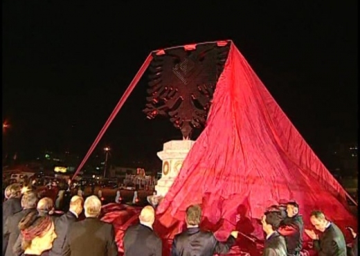 VIDEO/ Ina Zhupa risjell ceremoninë e inaugurimit të Shqiponjës 6 vite më parë