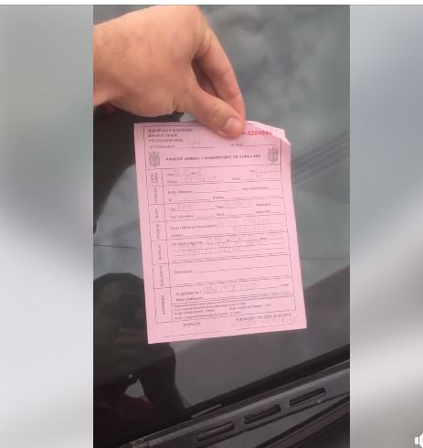 Qytetari publikon videon: Gjobiten makinat që parkojnë në vendet e vijëzuara të parkimit në Tiranë