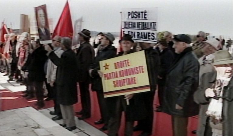 FOTO/Komunistët homazhe me foto të Enverit, parulla kundër Ramës: Poshtë qeveria neoballiste