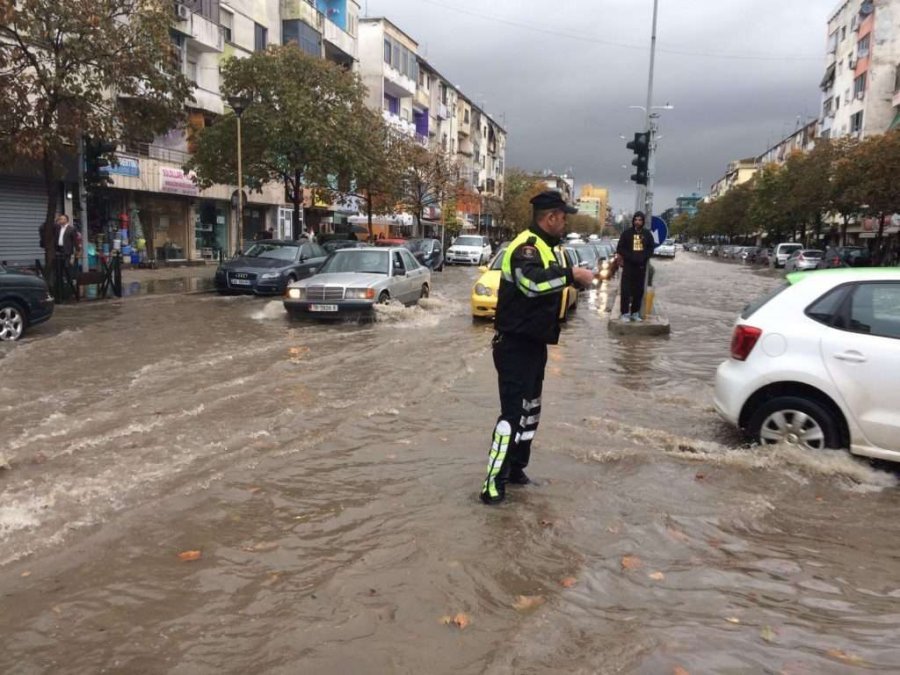 Rreshjet masive në Shqipëri, policia Rrugore paralajmërim të rëndësishëm për shoferët