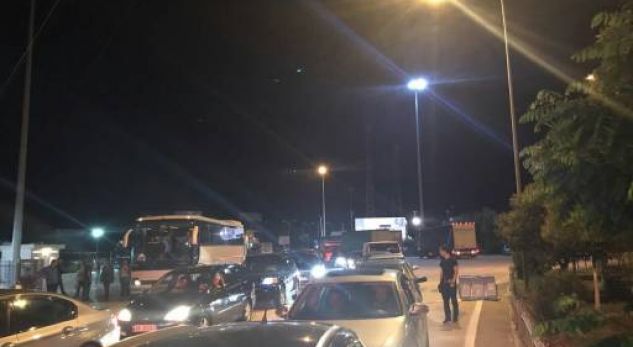 Grekët “torturojnë” shqiptarët në Kakavijë, radhë kilometrike makinash