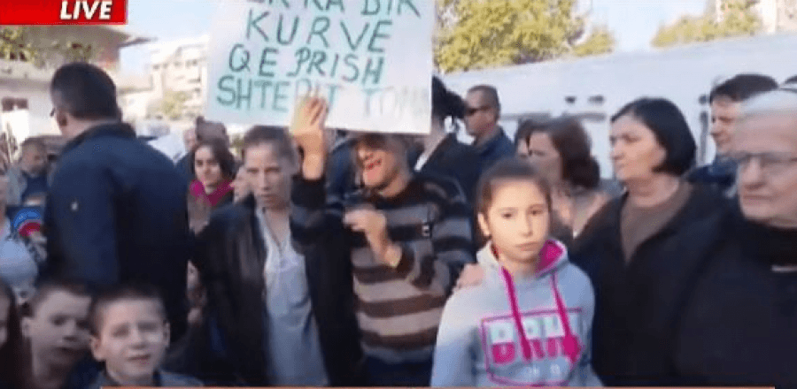 “Nuk ka bir k*rve që prish shtëpitë tona”, vijon protesta e banorëve tek Astiri