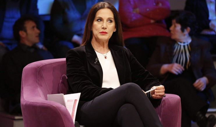 FOTO/Mesazh i guximshëm i ministres Kumbaro: Lëvizja për të kuptuar se kush e qeveris Shqipërinë….