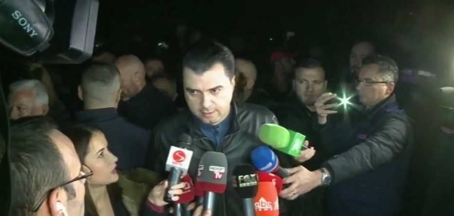 Banorët e Astirit bllokojnë rrugën me opozitën, Basha: Rama s’njeh vija të kuqe, vetëm të bardha