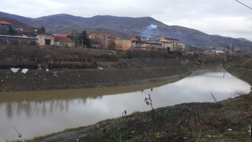 DETAJE/Aksident në Maliq, makina bie në lumë, nxirret i  pajetë 24-vjeçari