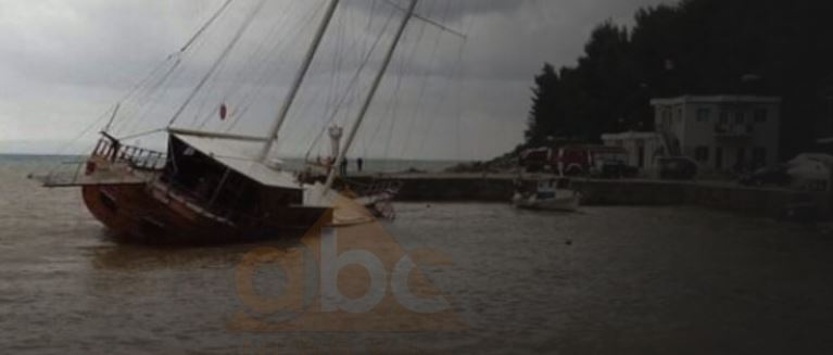 VIDEO/Moti i keq dhe erëra të forta, mbytet anija turistike në Himarë