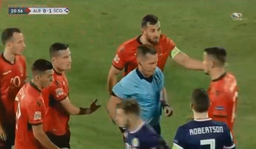 FOTO/ Gjuan me kokë kundërshtarin, karton i kuq për mbrojtësin e kombëtares