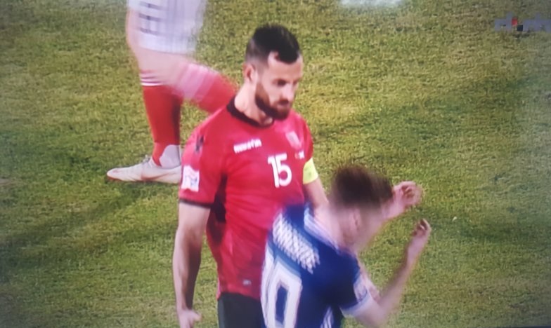 FOTO/ Gjuan me kokë kundërshtarin, karton i kuq për mbrojtësin e kombëtares