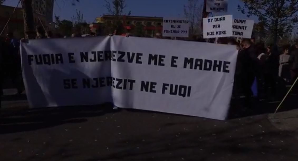 VIDEO/’Thuaji Lali Erit të dalë’, banorët e Unazës së Re protestojnë para Bashkisë