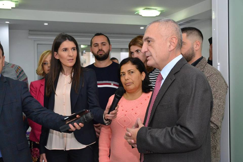 FOTO/Prej 4 muajsh kërkonte gjak, Meta mban premtimin, i ofron ndihmë gruas në Lushnjë