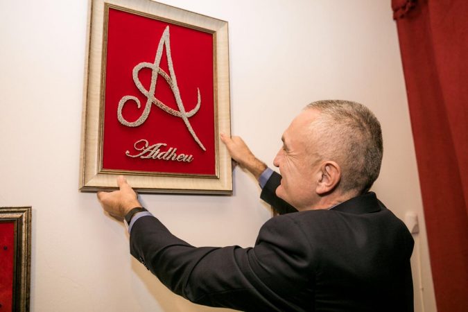 110 vjetori i Kongresit të Manastirit, Meta shpërndan 110 abetare