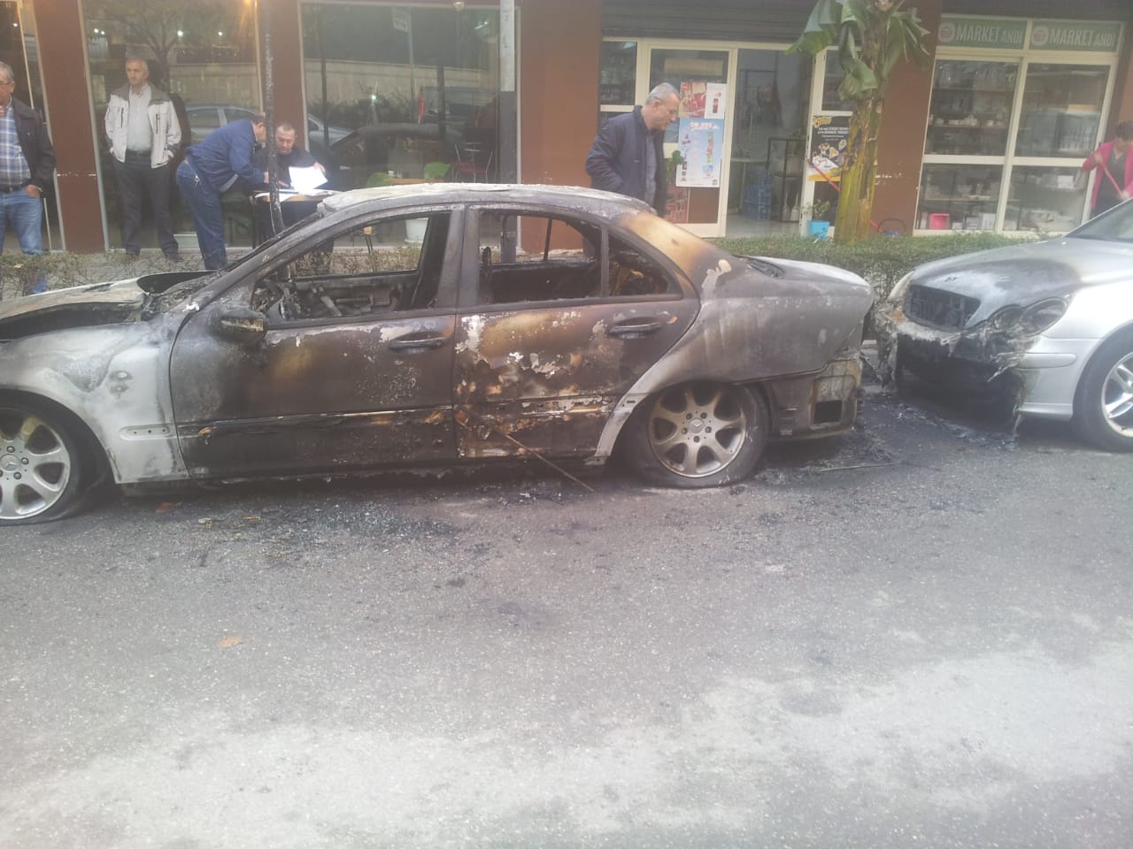 FOTO/Digjen dy ‘Benz’-a gjatë natës në Durrës, zjarrvënie e qëllimshme