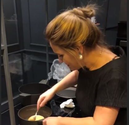 FOTO/Olti ka një arsye të fortë për të mbledhur miqtë, edhe Kryemadhi i shkon në shtëpi