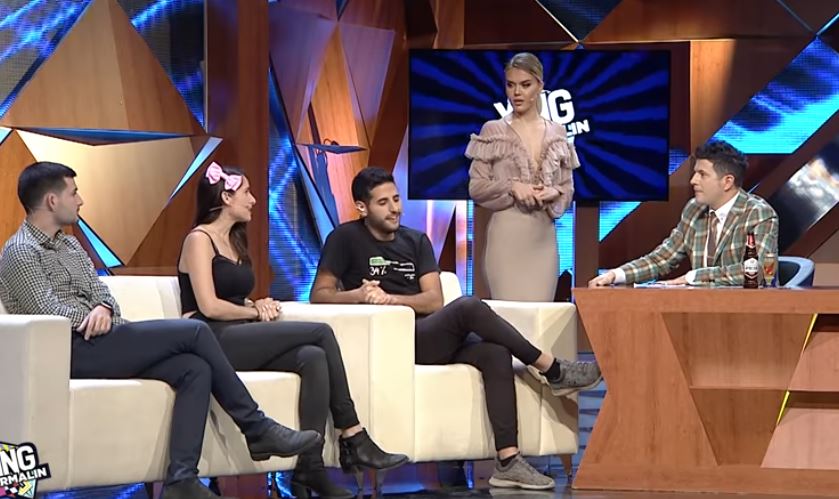 ‘Femrat trajtohen si m*t’, e dashura e blogerit të famshëm shpërthen në lot pas pyetjes së Kejvinës