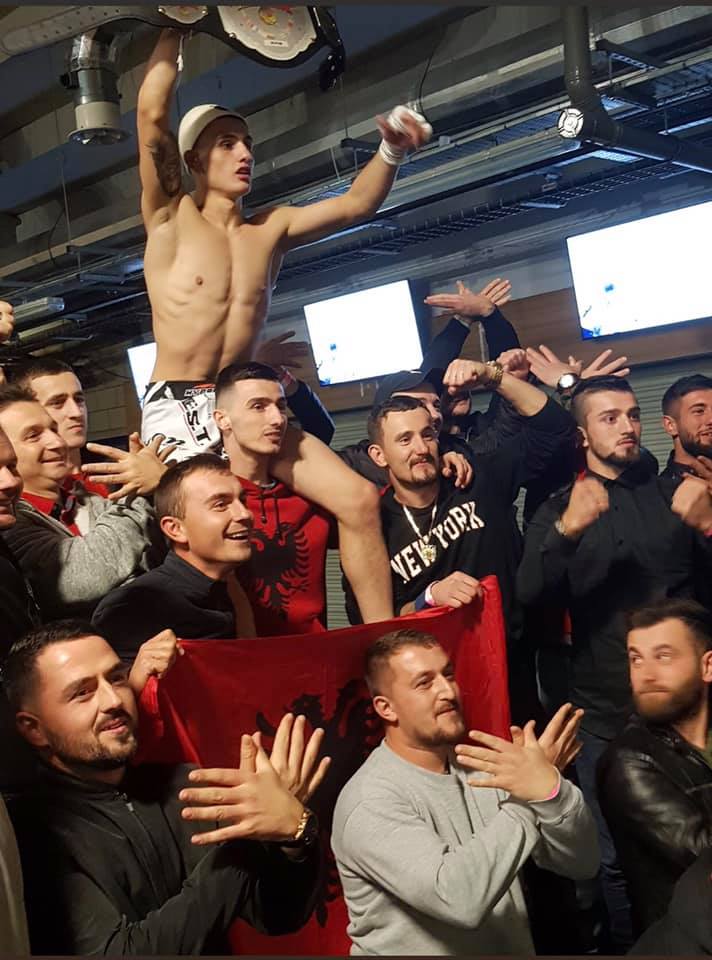 “Me plis në mes të Anglisë”/ Kickbokseri shqiptar shpallet kampion bote