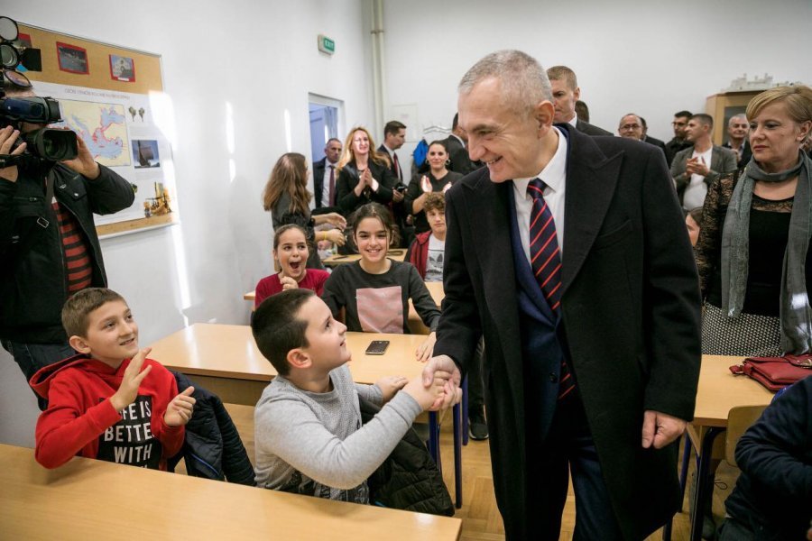 FOTO/’Aty ku kanë folur shqip Mjeda dhe Fishta’, Meta vizitë në shkollën “Krune Krstica”