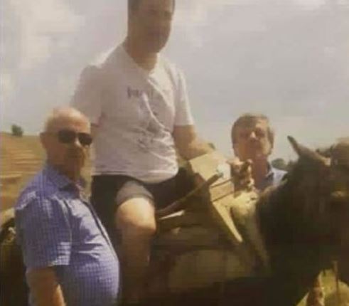 FOTO/Berisha publikon foton e ministrit: Mjerë kali që ka sipër këtë veshgjatin