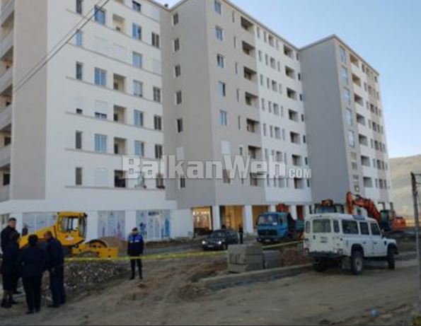 E rëndë në Berat, çifti i të moshuarëve hidhet nga kati i 6