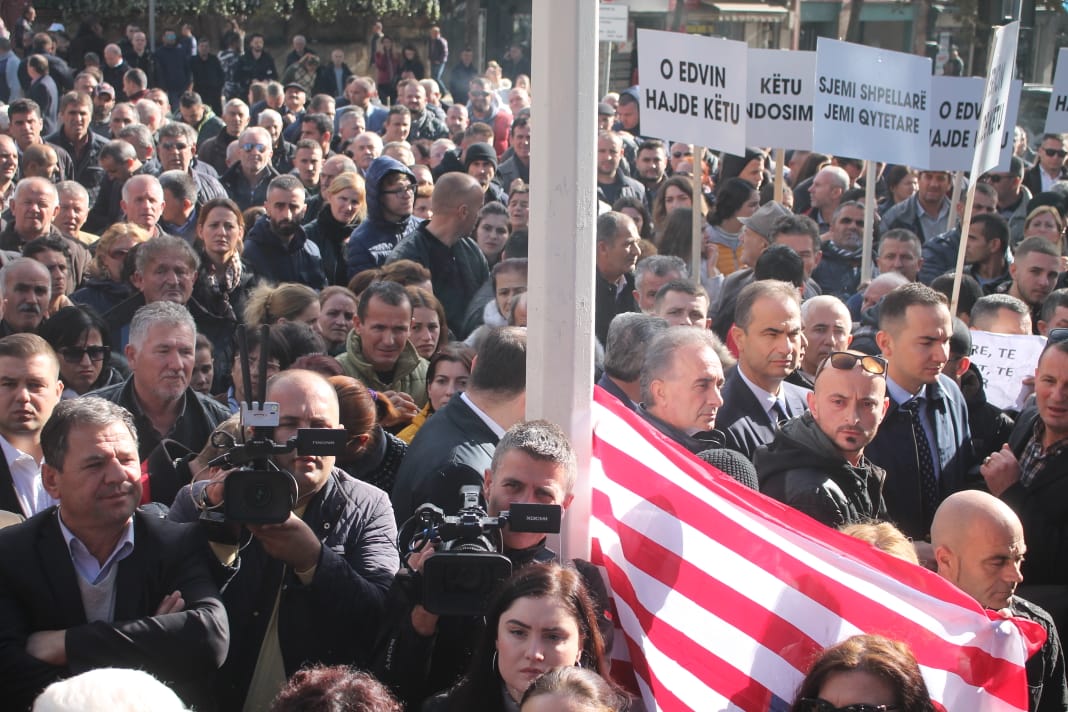 FOTO/Protesta para parlamentit, banorët: Po na provokojnë, ka policë të veshur civilë që hedhin shashka
